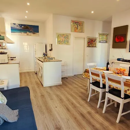 Casa Con Jardin A 30 Metros De La Playa. Vl. *